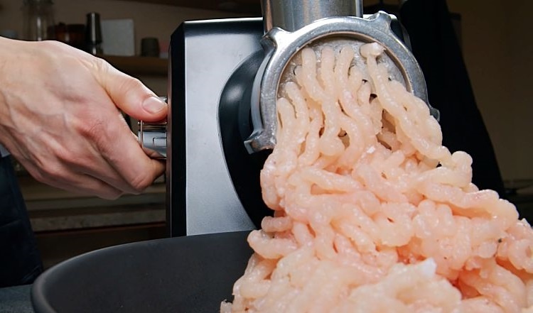 Домашние куриные колбаски на сковороде: быстрый рецепт, который полюбит вся семья