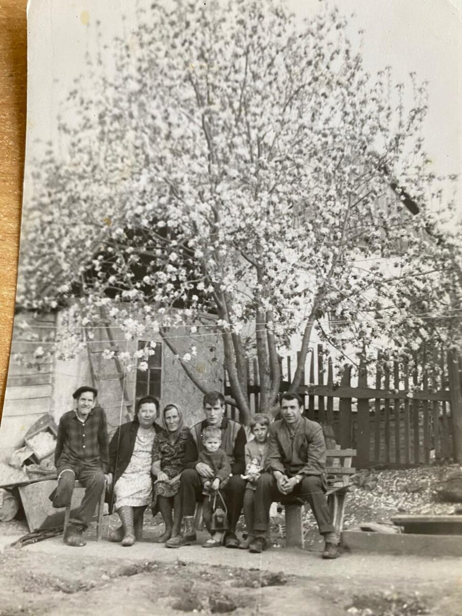 Здесь я маленькая с сумкой и папа меня приобнял, в центре, симпатичный такой. Я скучаю, папа! 