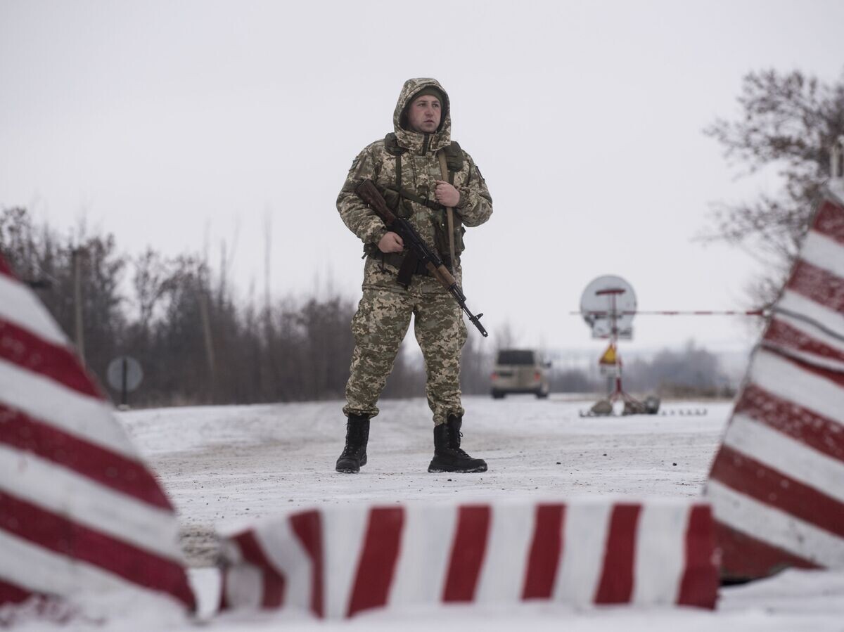    Украинский пограничник на границе с Россией | © AP Photo / Evgeniy Maloletka