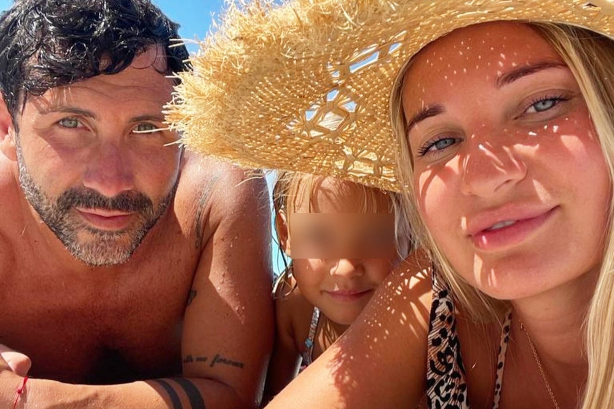     «Мое сердце разбито»: муж умершей после увеличения ягодиц Юлии Бурцевой показал пляжное фото с ней