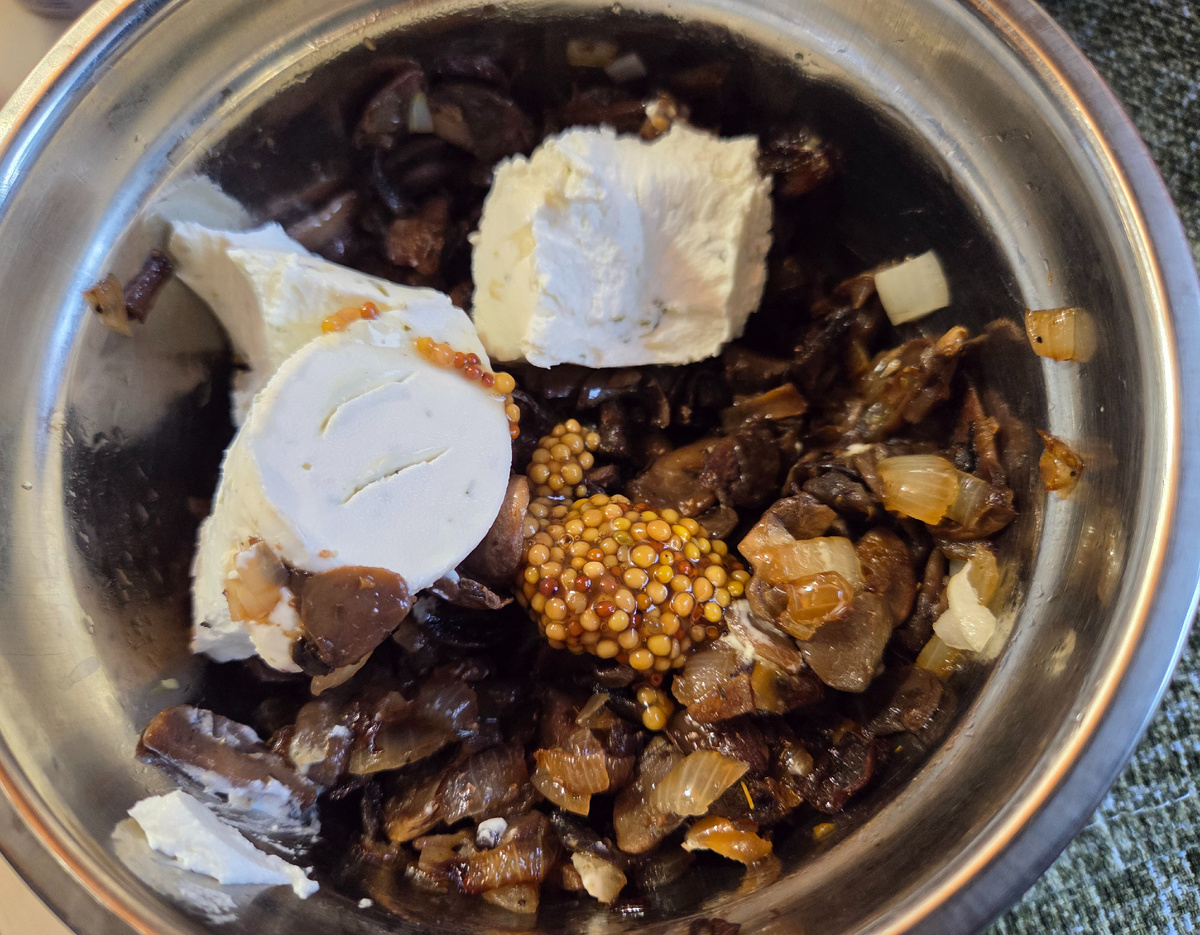 Грибы с луком, специями, творожным сыром и зернистой горчицей