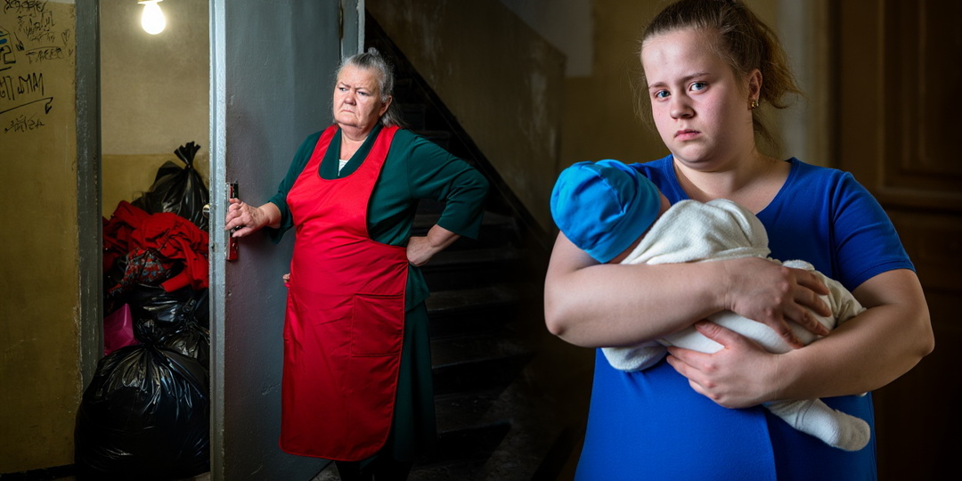 – Теперь я здесь хозяйка – Свекровь сменила замки к выписке, выставив мои вещи в подъезд