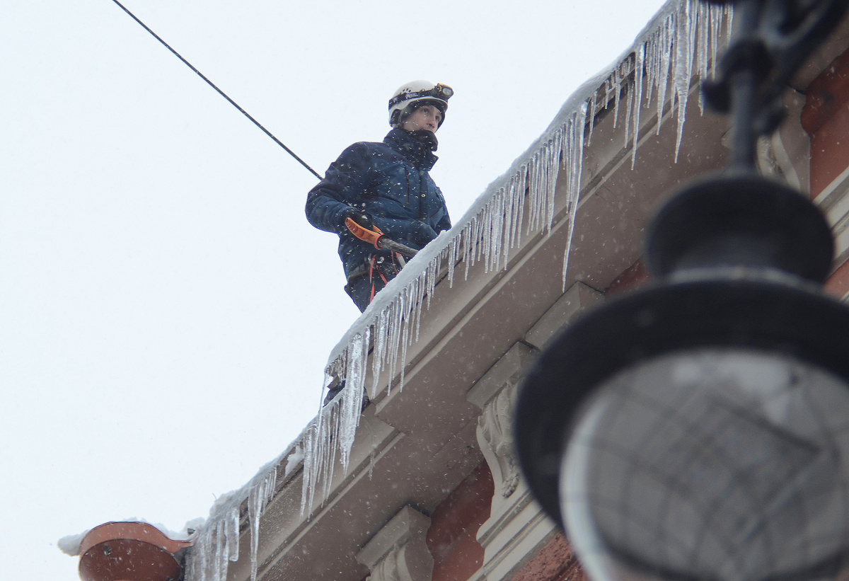 Ответственность за своевременное устранение наледи и сосулек с крыш несут УК.  Фото: Фото: ФедералПресс / Татьяна Буторина