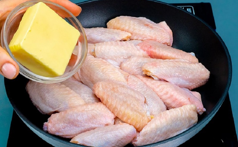 Крылышки, о которых вспоминают неделями: секрет их мариновки прямо на сковороде и настоящий взрыв вкуса