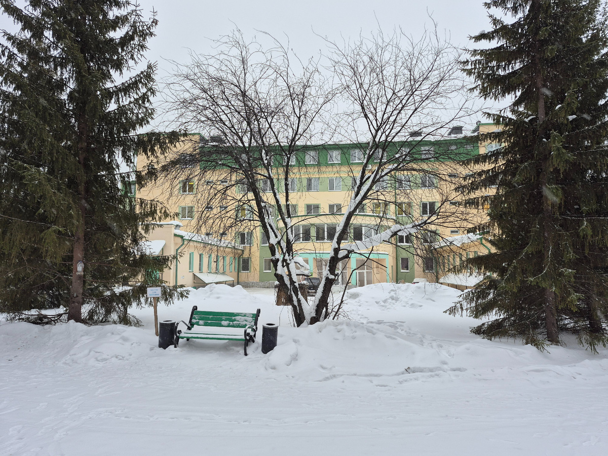 Вид на главный вход от начала лесной тропы