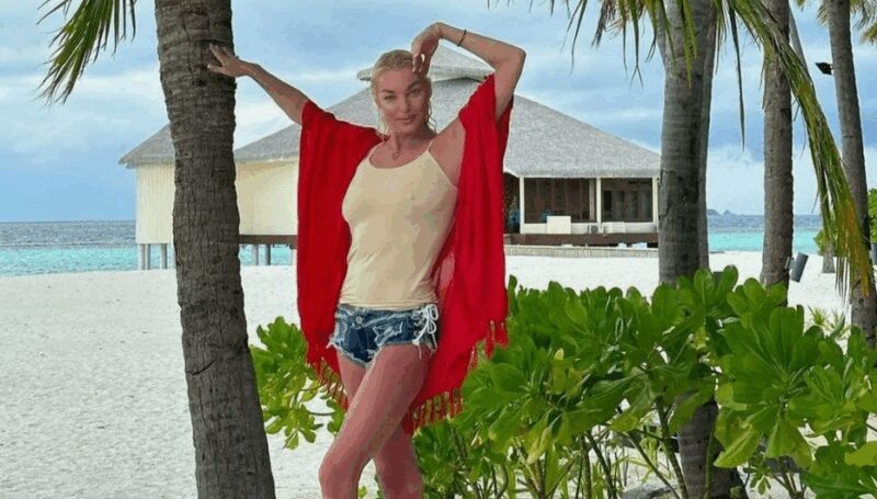    Анастасия Волочкова наслаждается отдыхом на Мальдивах, пока остальные участники шоу борются с пагубными привычками.