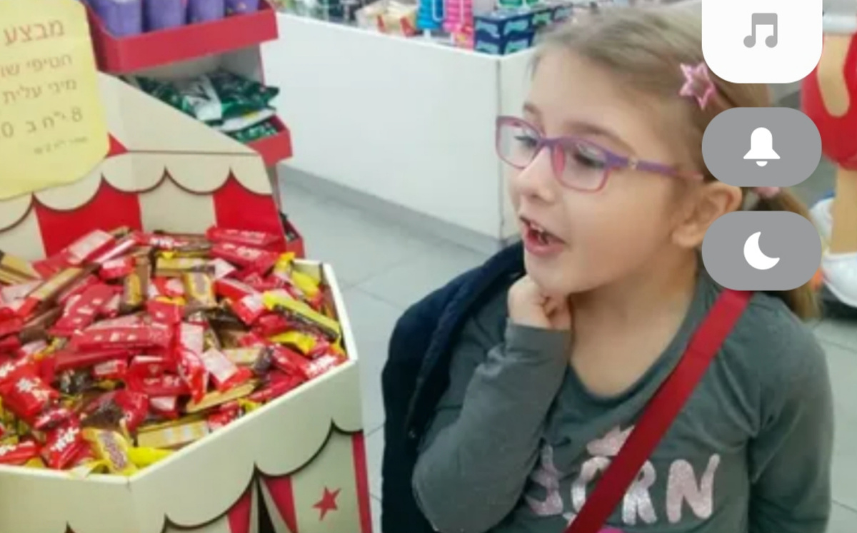 Девочка и конфеты 