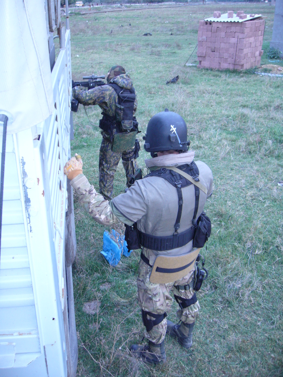 Офицеры СОБРа во время проведения спецоперации. Дагестан