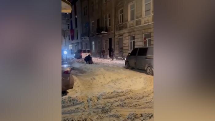 Сотрудник ТЦК бросил в снег девушку, которая пыталась вызволить своего мужчину из микроавтобуса. Обложка © Telegram / Страна.ua