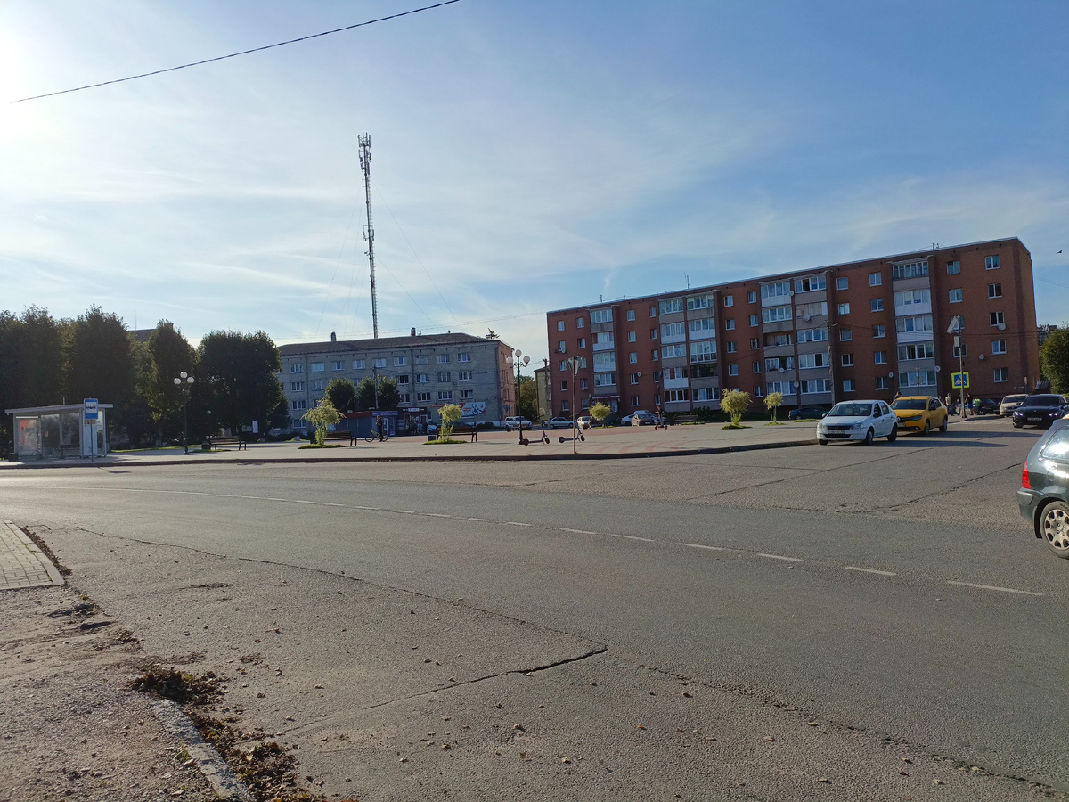 Самый центр города, справа таксисты которые отвозят до Заливино