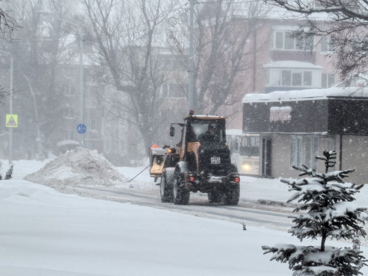    Дорожники не переставали работать. Фото: «СахПресс» Наталья Краснова