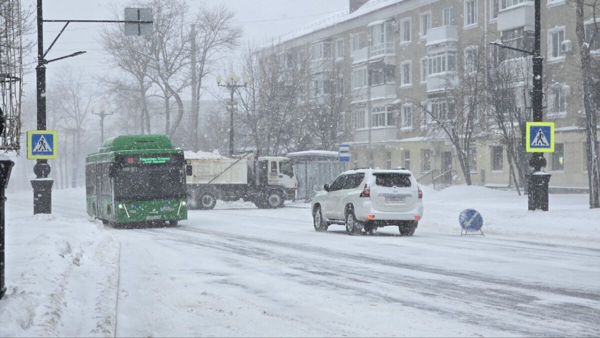    Общественный транспорт работал, несмотря на непогоду. Фото: «СахПресс» Наталья Краснова