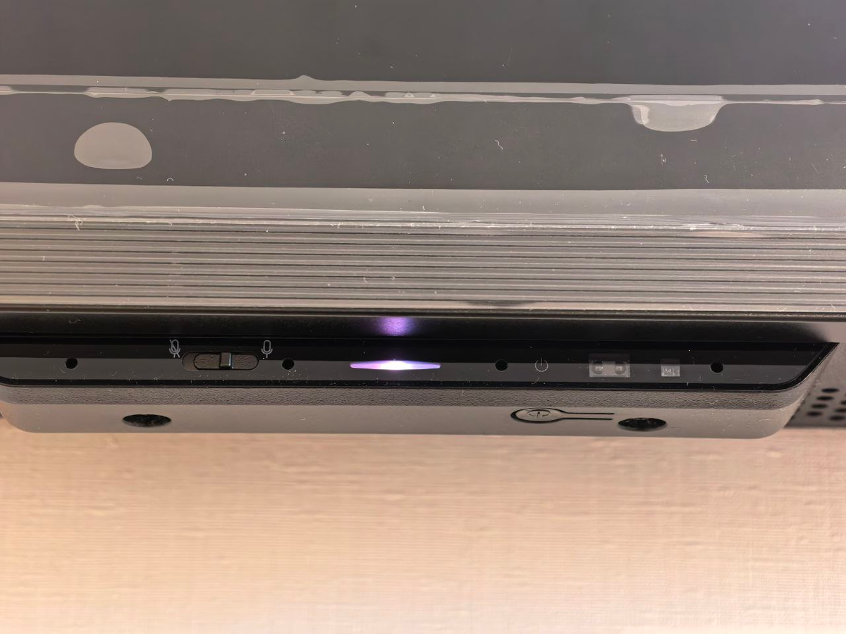 Микрофоны и аппаратный рычажок их выключения. Подсветка сигнализирует о режимах работы.