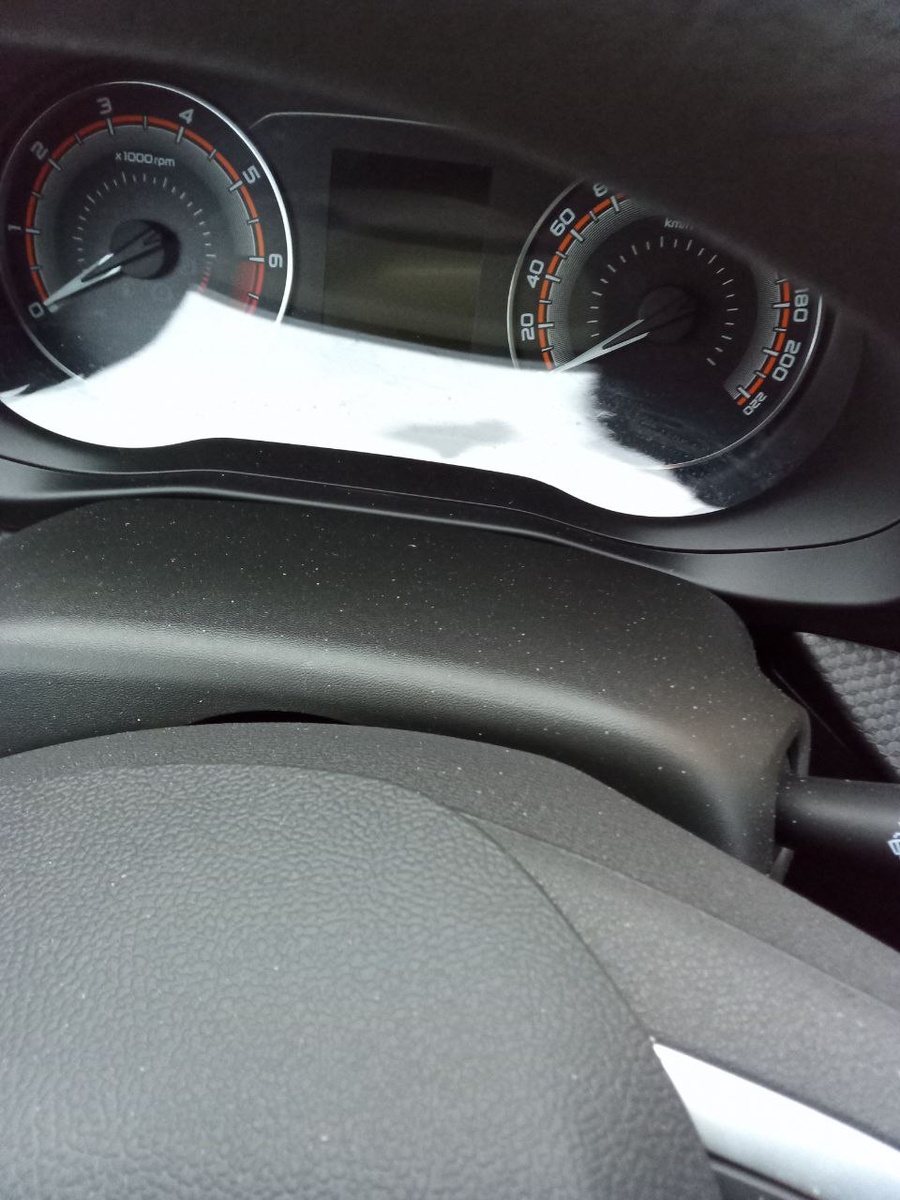 Рис.2. Пыль в салоне бросается в глаза. 