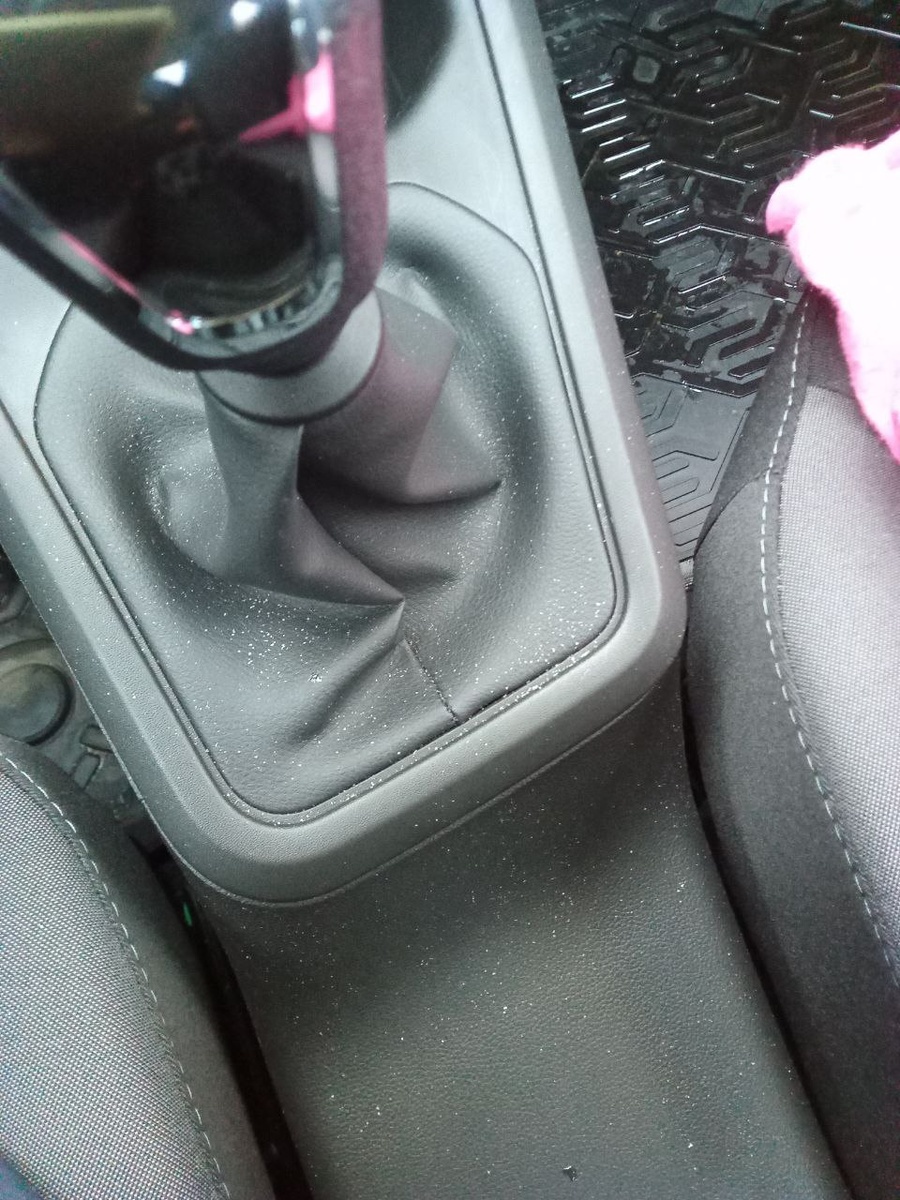 Рис.2. Пыль в салоне бросается в глаза. 