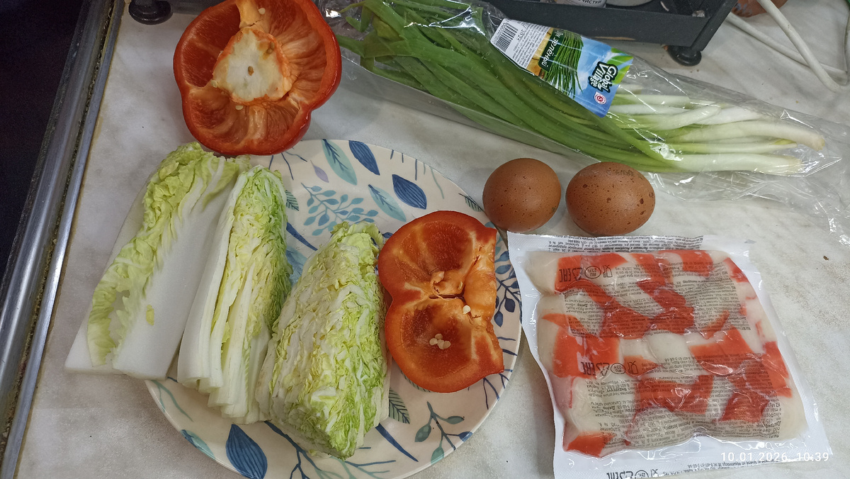 Перец,капуста пекинская , лук,крабовое мясо и отварить яйца.
