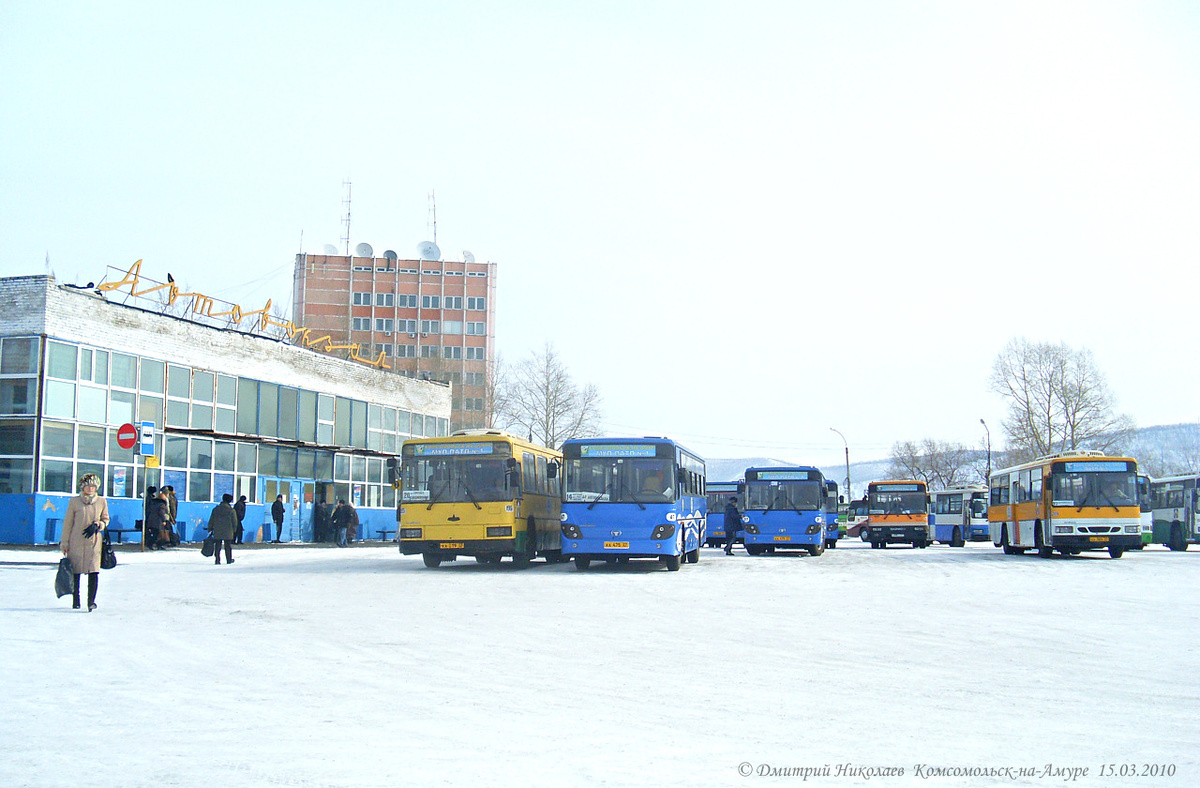 2. Автобусы МУП ПАТП-1 у автовокзала Комсомольска-на-Амуре, 2010 г.