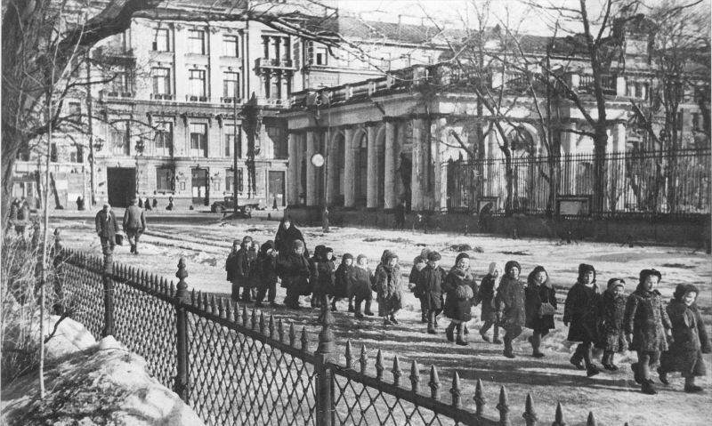 Дети на утренней прогулке у Екатерининского сквера. Автор: Всеволод Тарасевич