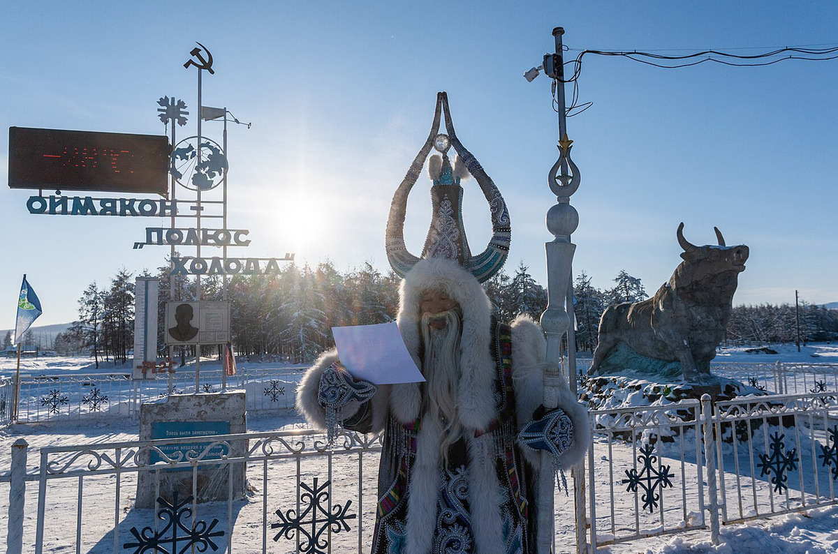 Недалеко от Оймякона живёт якутский Дед Мороз по имени Чысхаан, или Повелитель мороза. Его резиденция находится в ледяной пещере Эбе-Хая. Фото: Ilya Varlamov / Wikimedia