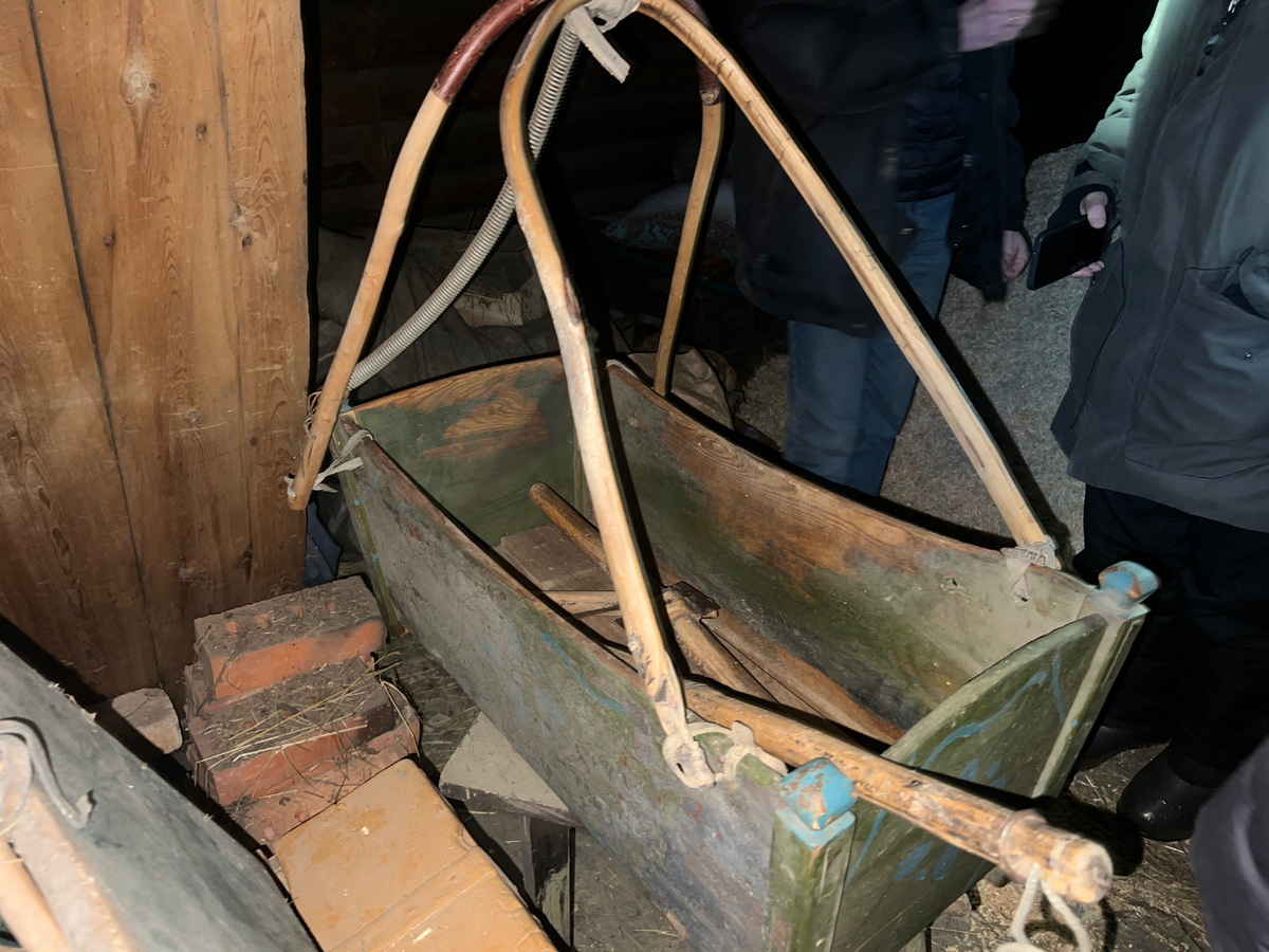 Старинная люлька на чердаке