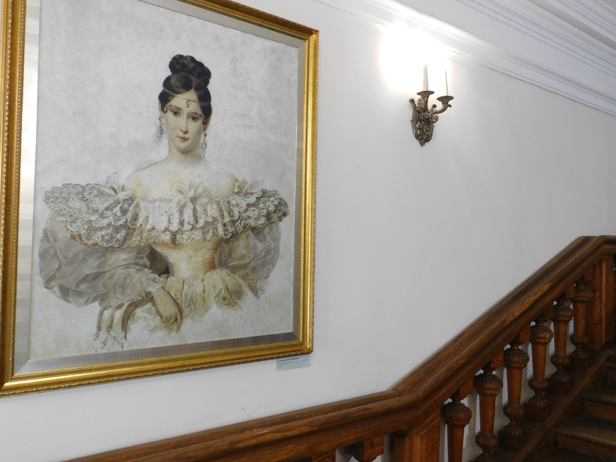 Портрет самой знаменитой в России представительницы рода Гончаровых из Полотняного Завода - Натальи Николаевны, ставшей женой Пушкина. Лестница ведёт на 2 этаж родительского дома Гончаровой. Фото автора.