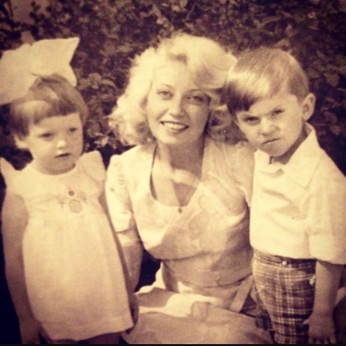 Александр Ревва с мамой и сестрой-двойняшкой.