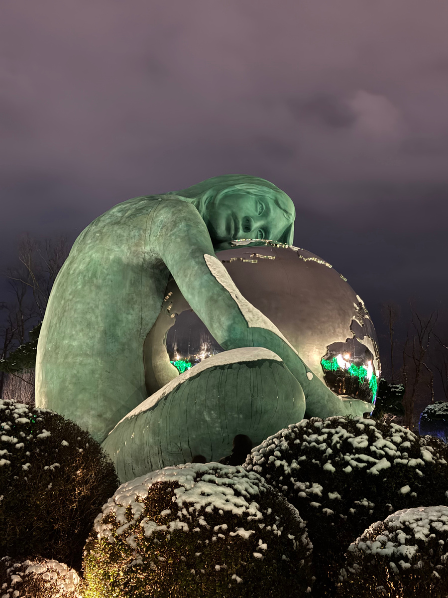 Гайя бережно обнимает земной шар