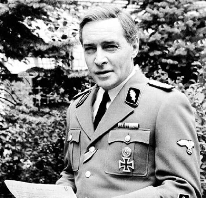 В паре эпизодов Штирлиц появляется в серой форме. Но это скорее исключение. Да и смотрится не так эффектно