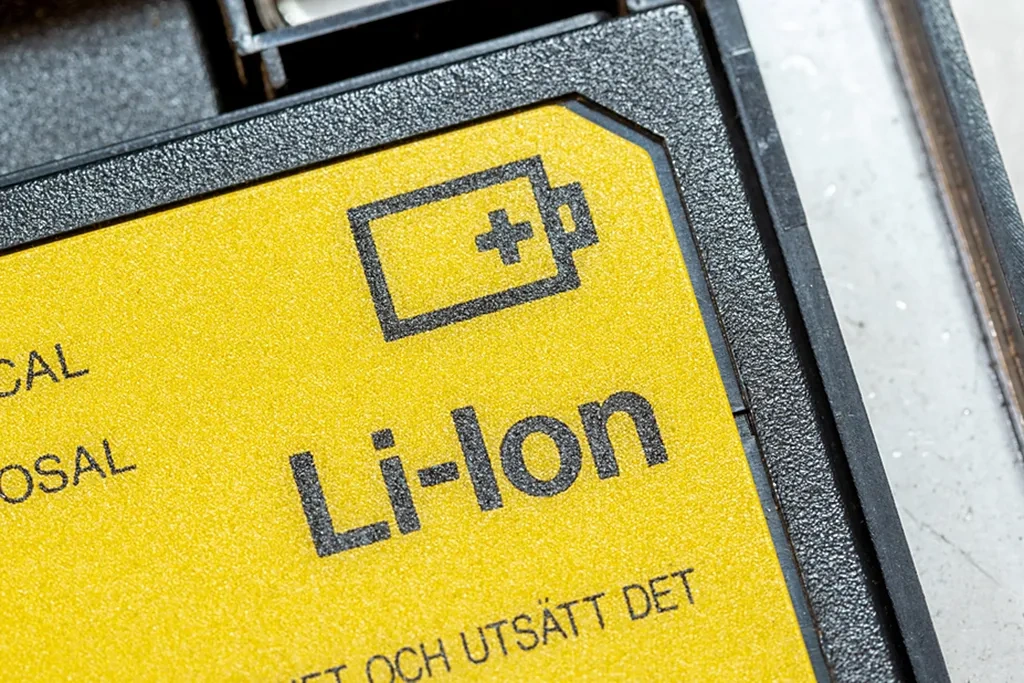    Современные аккумуляторы достаточно эффективно хранят энергию, но имеют ряд серьезных недостатков.