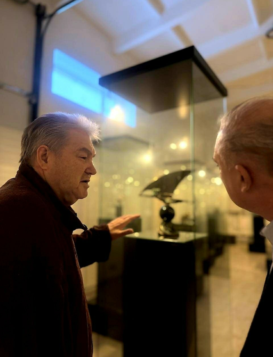 Скульптор Виктор Митрошин, Андрей Шмидт Председатель Челябинской городской Думы, Председатель Челябинского регионального отделения Российского военно-исторического общества, доктор экономических наук, профессор Кафедры "Цифровая экономика и информационные технологии" Южно-Уральского государственного университета (НИУ).