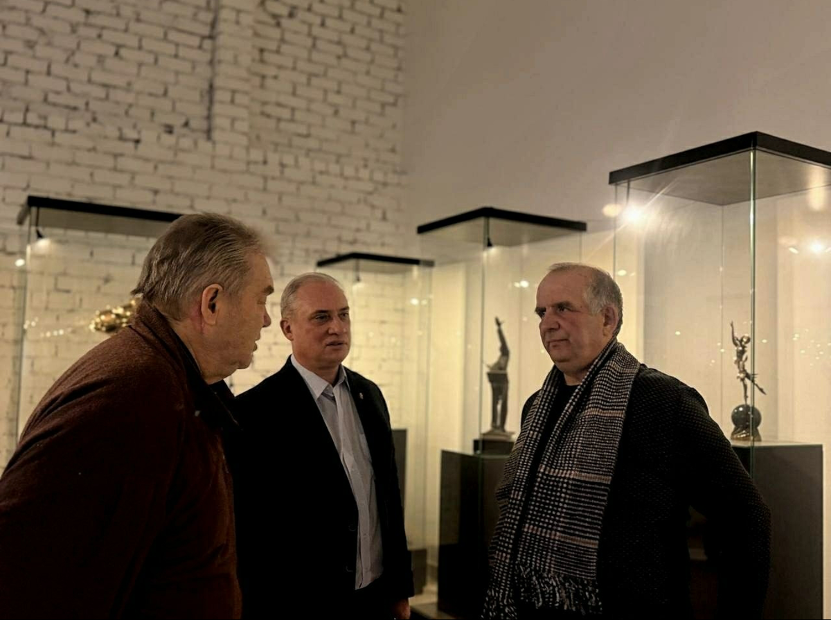 _ Скульптор Виктор Митрошин, _ Андрей Шмидт Председатель Челябинской городской Думы, Председатель Челябинского регионального отделения Российского военно-исторического общества, доктор экономических наук, профессор Кафедры "Цифровая экономика и информационные технологии" Южно-Уральского государственного университета (НИУ), _ Сергей Алабжин главный редактор газеты "Танкоград".