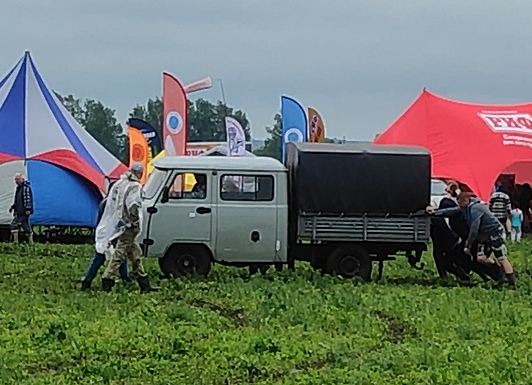2024 год июнь Суздаль. На поляну фестиваля заехали пока было солнечно, а вот после дождя уехать стало проблемой.