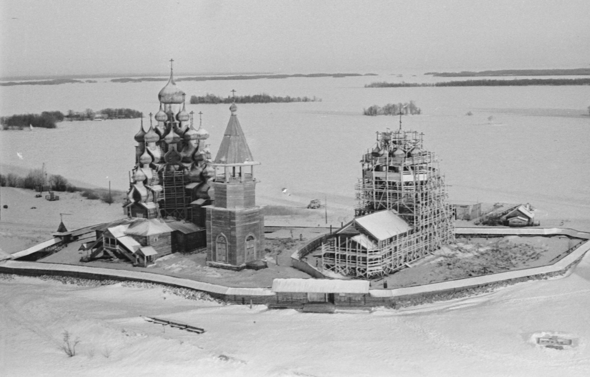 Покровская церковь Кижского погоста во время химической консервации