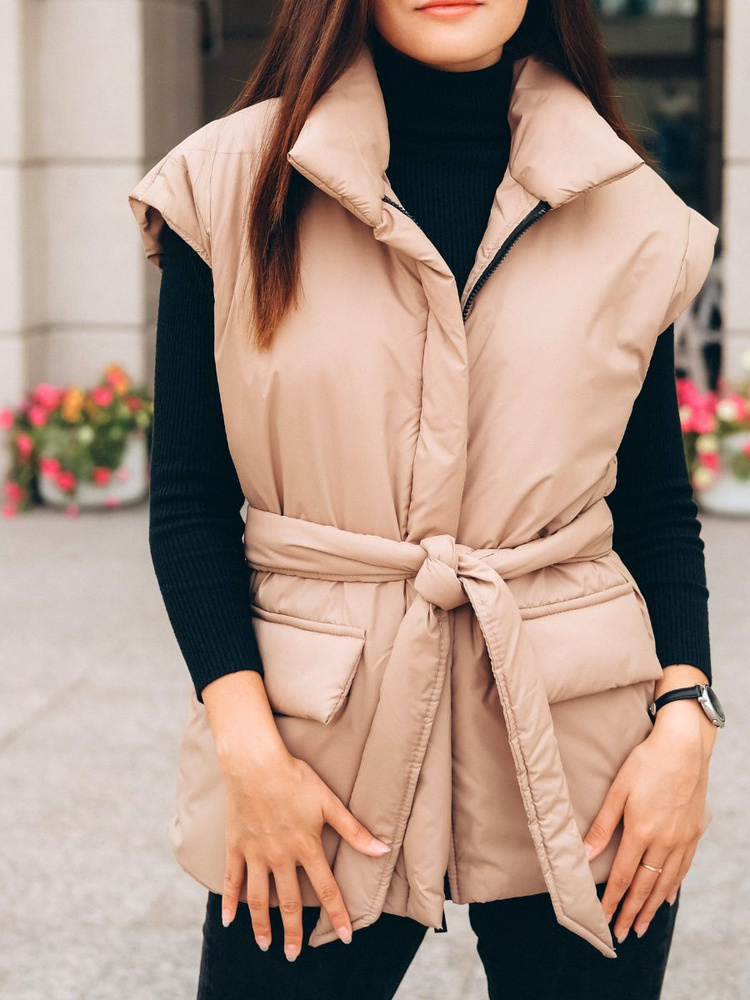 Какая толстенная жилетка и тоненькая кофточка, в которой будет холодно.