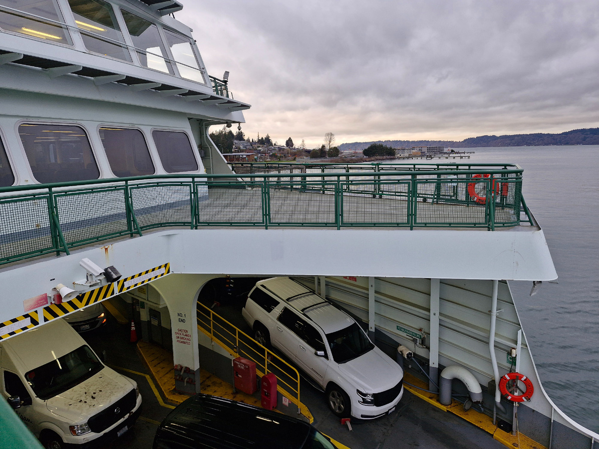 Машины загружены плотно, в несколько рядов и в несколько этажей