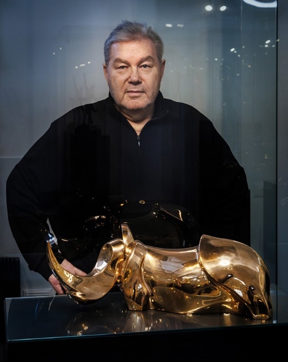 Председатель общественного совета челябинского регионального отделения российского союза боевых искусств скульптор Виктор Митрошин. Скульптура "Носорог", бронза. Фото: Николай Копайгородский.