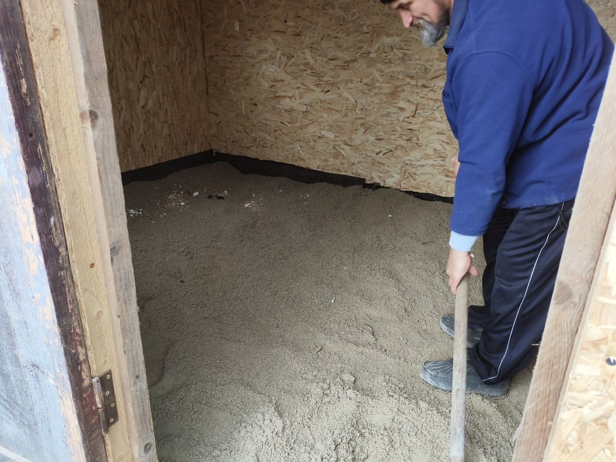 Высыпаем у двери, потом лопатой кидает по всем углам.