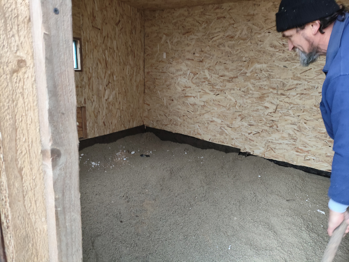 Что-то высоковато я рубероид подняла на стену... Ну и ладно, больше - не меньше ))