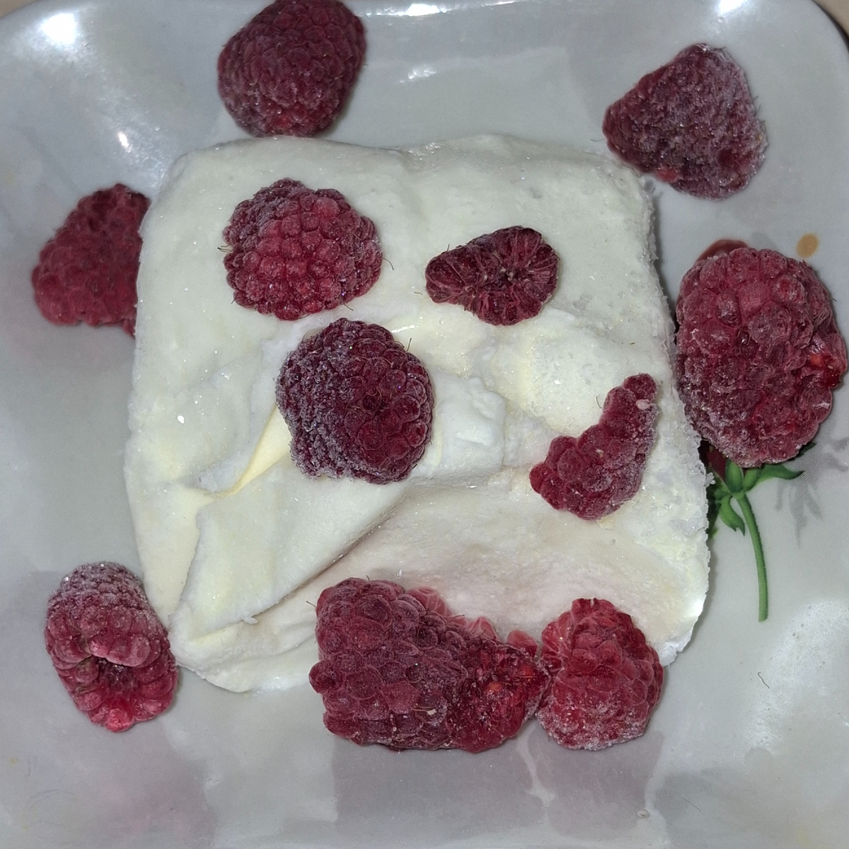 Мороженое и малина