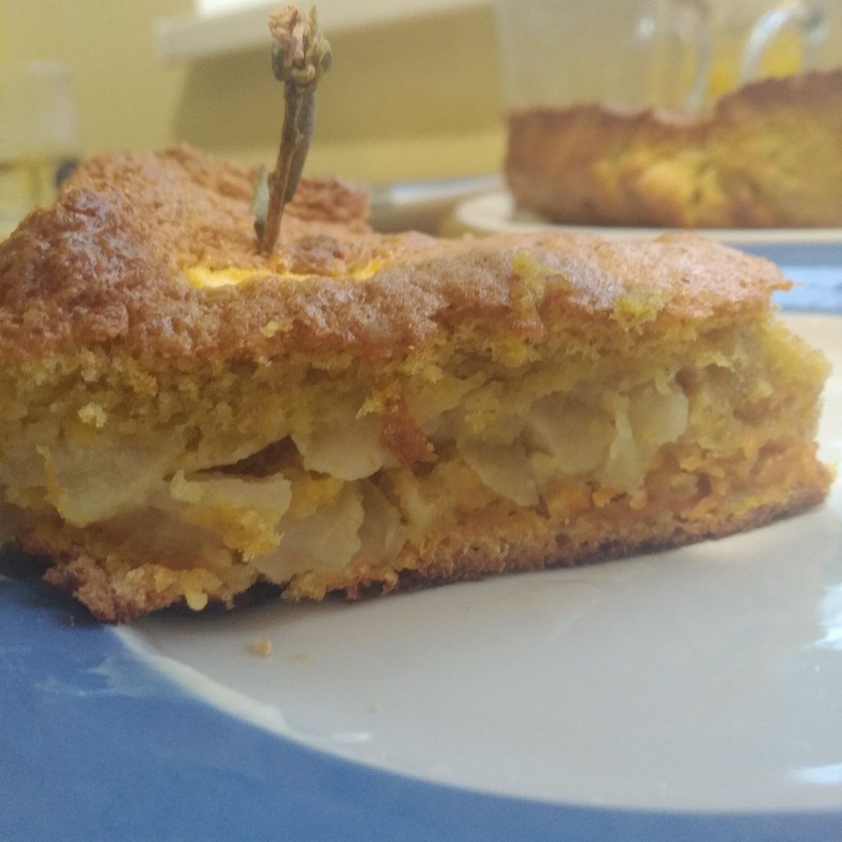 Смотрите, какой аппетитный бисквит в разрезе. Начинка супер, разлелся по тарелкам за пару минут))) Этот яблочно-морковный пирог можно быстро и легко приготовить!