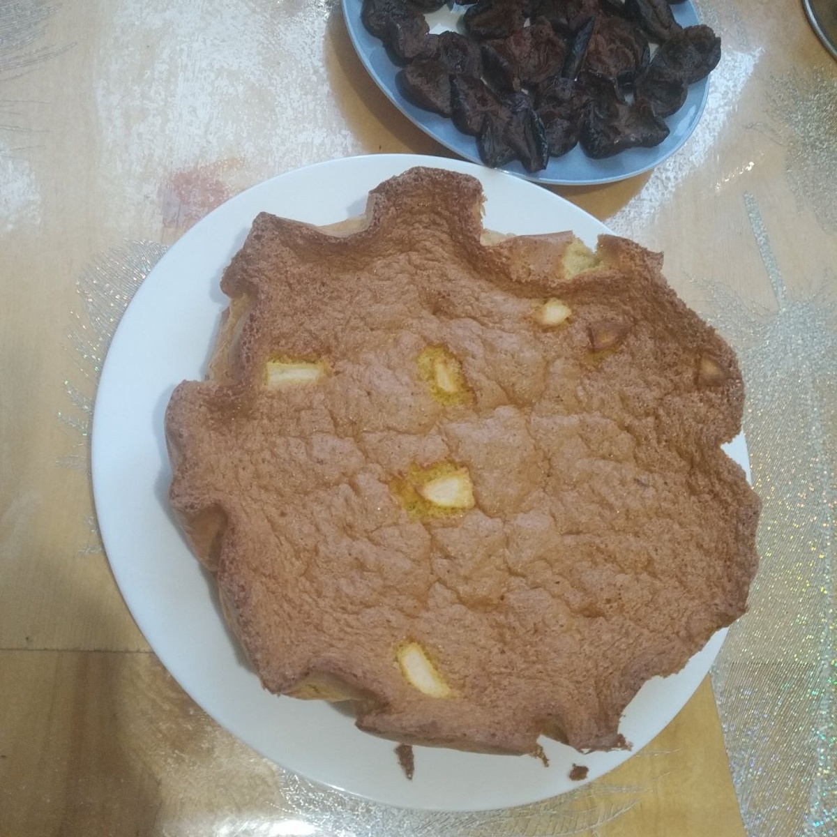 Бисквит может быть полезнее, если вместо пшеничной муки брать муку зеленой гречки или соединять цельнозерновую пшеничную и, например, муку зеленой гречки с нутовой (очень вкусно!).