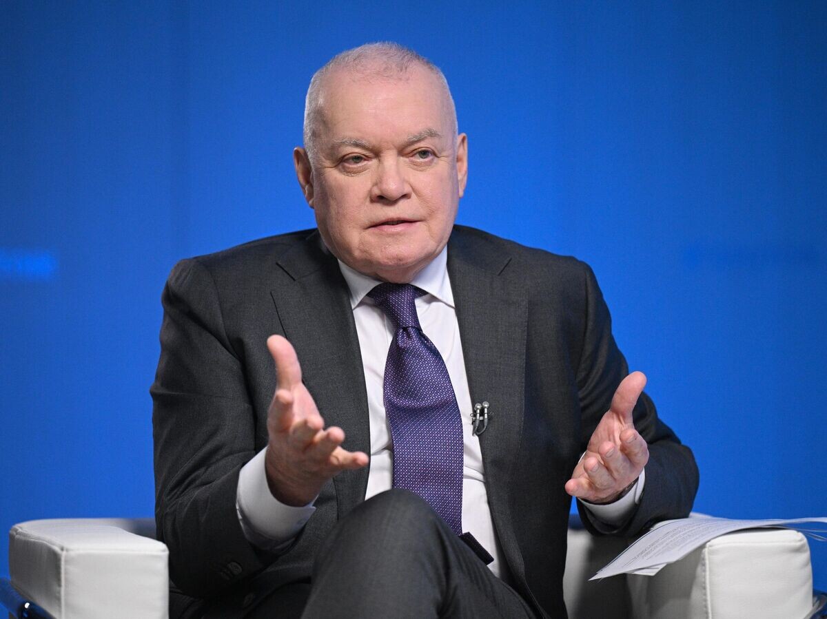    Генеральный директор медиагруппы "Россия сегодня" Дмитрий Киселев берет интервью у заместителя мэра Москвы по градостроительной политике и строительству Владимира Ефимова | © РИА Новости / Рамиль Ситдиков