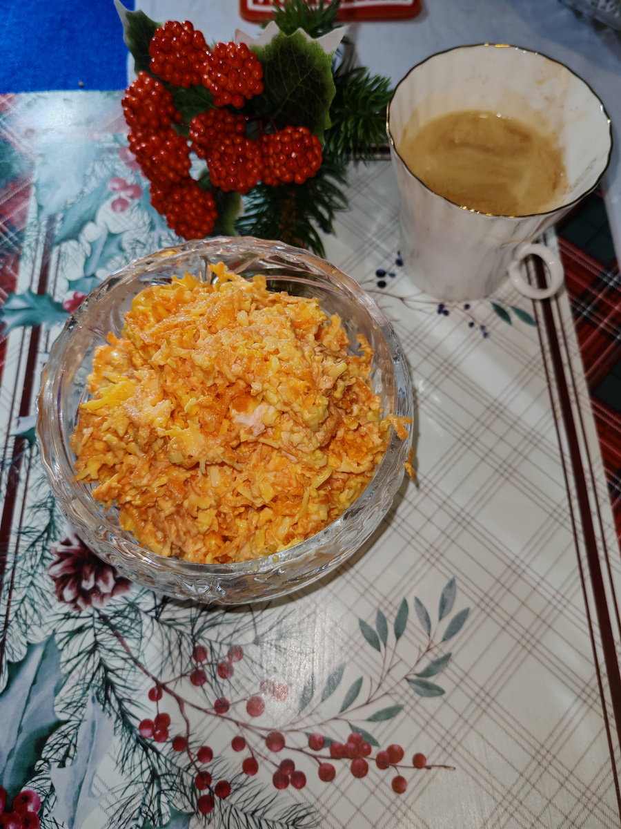 Тертая морковь с сыром и майонезом.