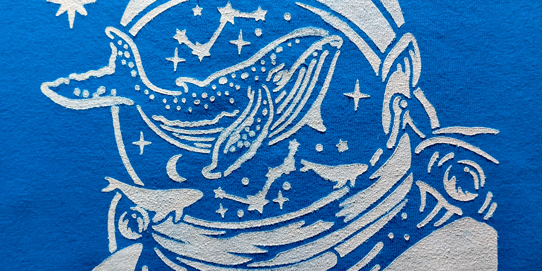 Неповторимая футболка: рисуем по трафарету