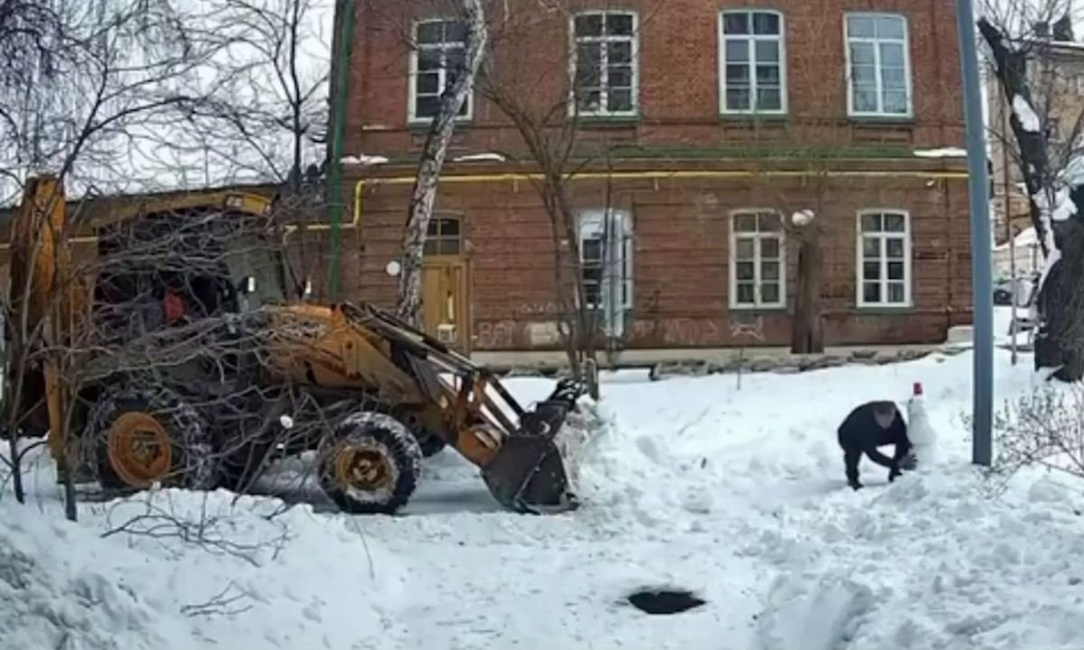 Водитель бульдозера спасает снеговика