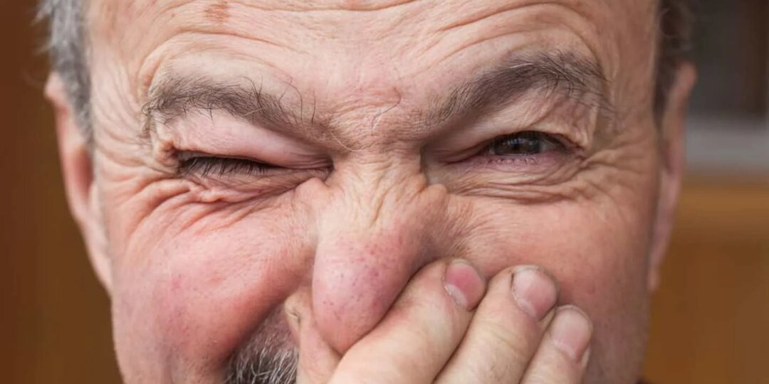 Почему появляется кислый (старческий) запах тела и что с этим делать