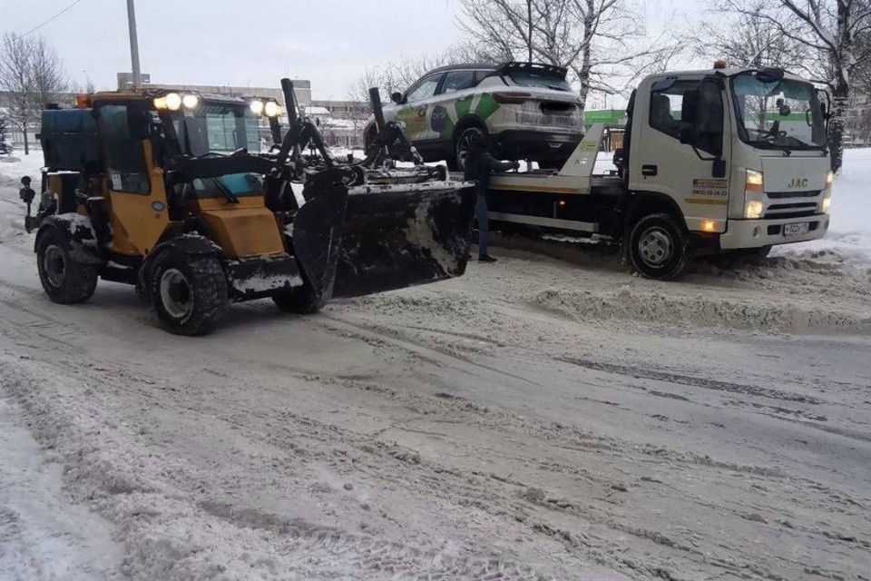    В Петербурге усиленно эвакуируют нарушителей. Фото: Комтранс.