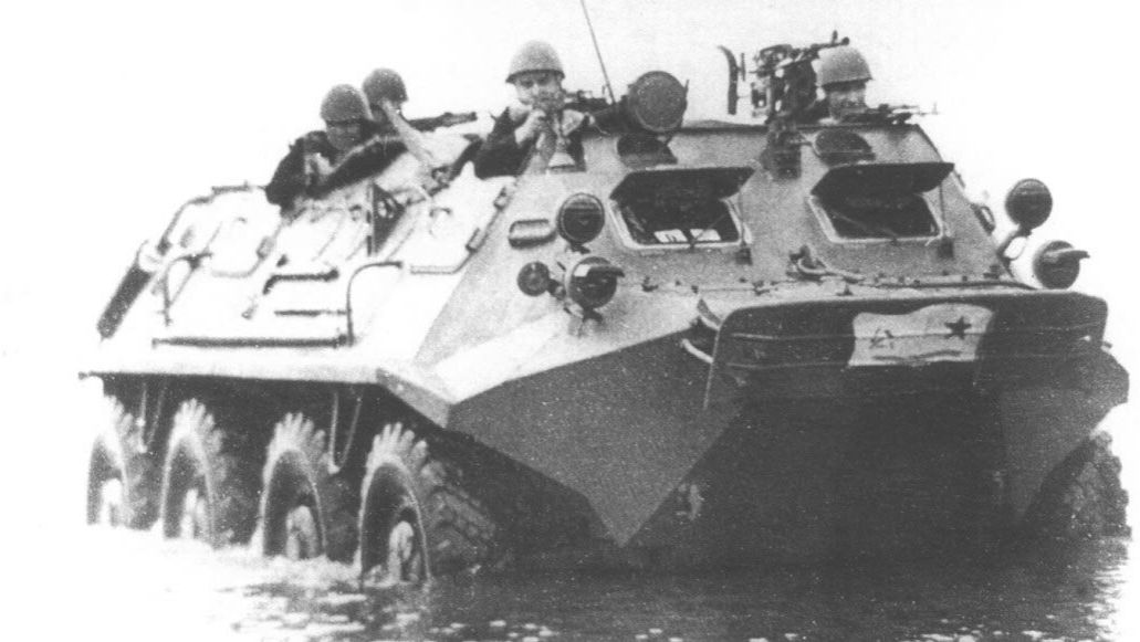 Несмотря на то, что БТР-60 со своими задачами справлялся на отлично, военным требовалась машина более проходимая. Фотография в свободном доступе.
