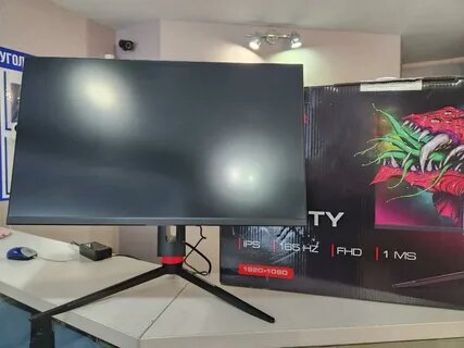 Сборка оказалась приятным сюрпризом. Вместо ожидаемого квеста с непонятными винтами и запутанной инструкцией — всё максимально просто и понятно. Качество пластика приятно удивило: при сборке ничего не скрипит, не люфтит, а на ощупь панели матовые и прочные. Дизайн — сдержанный и стильный, без лишней вычурности, отлично вписывается в любой сетап.