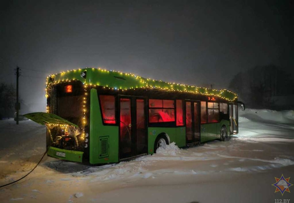    В МЧС сказали про автобус, застрявший в снегу в Житковичах. Фото: gomel.mchs.gov.by